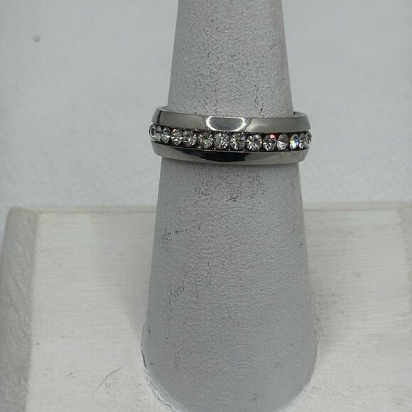 NWOT Size 8 Stainless steel with zircon eternity band - Picture 1 of 4